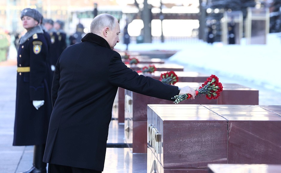 The President laid flowers at the Hero Cities obelisks.