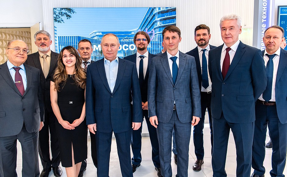 During a visit to the Lomonosov Research Cluster, part of the Vorobyovy Gory Innovation Science and Technology Centre. With representatives of the cluster’s resident companies, Moscow Mayor Sergey Sobyanin (second right) and Moscow State University Rector Viktor Sadovnichy (left).