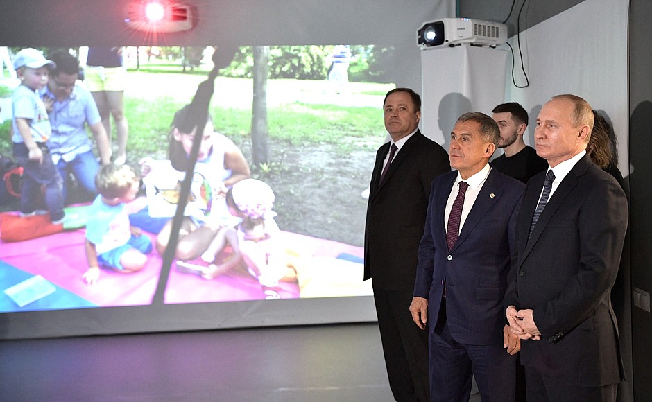 Visit to the Moskovsky Centre of Culture and Sports. With Presidential Plenipotentiary Envoy to the Volga Federal District Igor Komarov (far left) and President of the Republic of Tatarstan Rustam Minnikhanov.