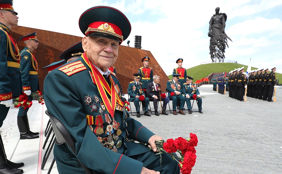 Before the ceremony to unveil the Rzhev Memorial to the Soviet Soldier.