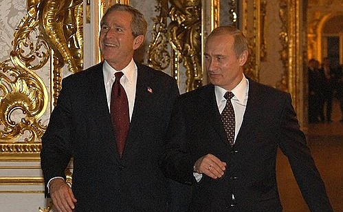 Перед началом переговоров с Президентом США Джорджем Бушем.