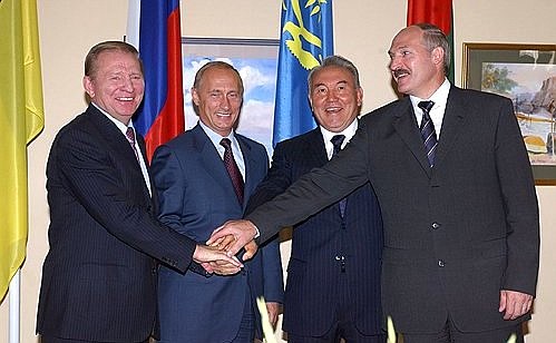 President Putin with Ukrainian President Leonid Kuchma (left), Kazakh President Nursultan Nazarbayev and Belarussian President Alexander Lukashenko (far right).