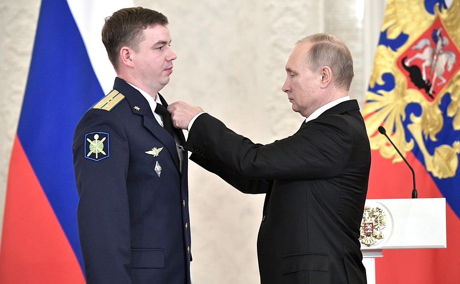 Meeting with service personnel who took part in the anti-terrorist operation in Syria. Captain Alexander Zakharov was awarded the Medal for Courage.