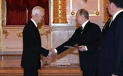 Albania\'s ambassador to Russia, Todorach Liacho, gave the President a letter of credentials.