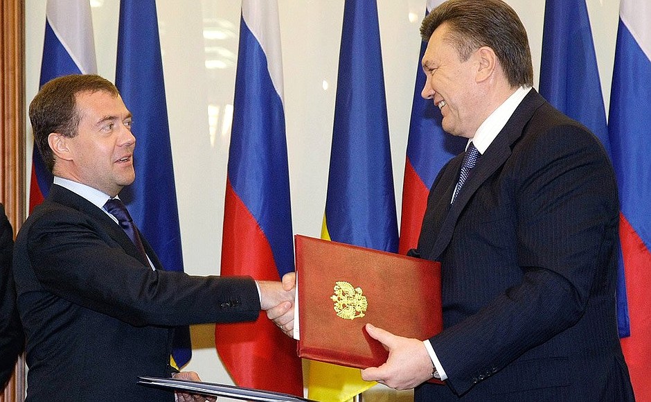 Signing of a Russian-Ukraine agreement on the presence of Russia's Black Sea Fleet on Ukraine territory. With President of Ukraine Viktor Yanukovych.