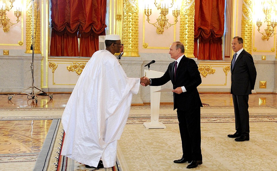 Presentation by foreign ambassadors of their letters of credence. Ambassador of the Republic of Mali Tiefing Konate presents his letter of credence to the President.