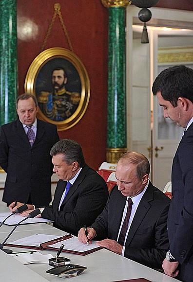 Владимир Путин и Президент Украины Виктор Янукович подписали План российско-украинских мероприятий по совместному празднованию 200-летия со дня рождения Т.Г.Шевченко в 2014 году.
