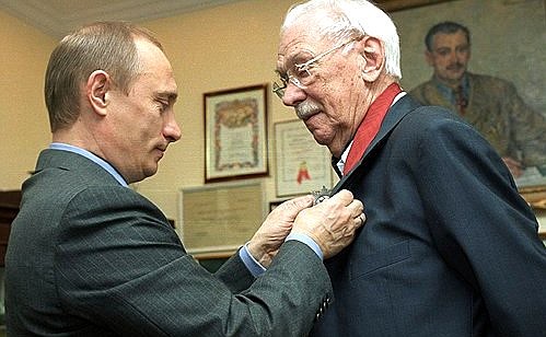 Владимир Путин наградил Сергея Михалкова орденом «За заслуги перед Отечеством» II степени.
