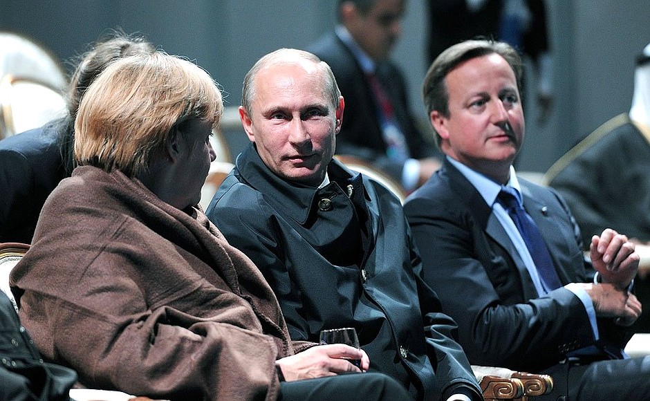 На светомузыкальном шоу. С Федеральным канцлером Германии Ангелой Меркель и Премьер-министром Великобритании Дэвидом Кэмероном.