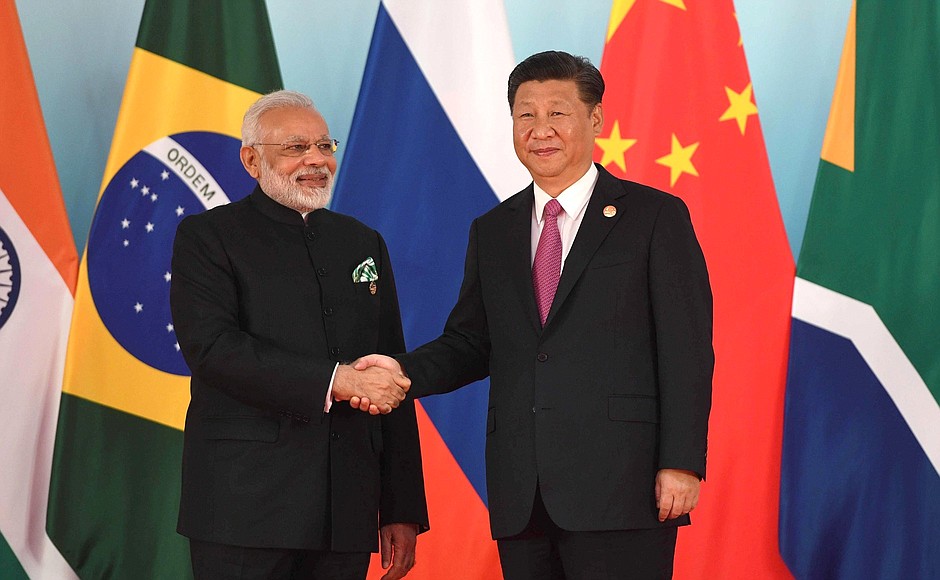 Премьер-министр Индии Нарендра Моди и Председатель Китайской Народной Республики Си Цзиньпин перед началом саммита БРИКС.