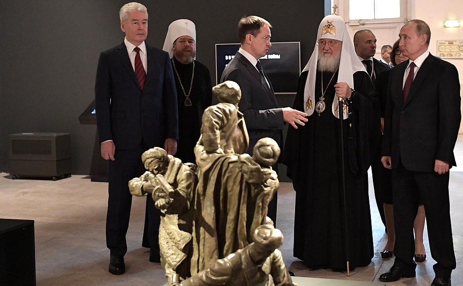 Vladimir Putin toured the exhibition Memory of Generations: The Great Patriotic War in Pictorial Arts, which opened at the Manezh Central Exhibition Hall as part of the Church and Public Exhibition and Forum Orthodox Russia – For National Unity Day.