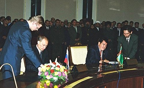 Церемония подписания договора о дружбе и сотрудничестве между Россией и Туркменистаном.