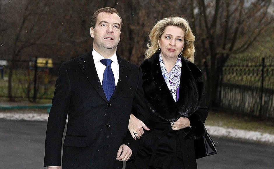Дмитрий и Светлана Медведевы посетили избирательный участок на западе Москвы.