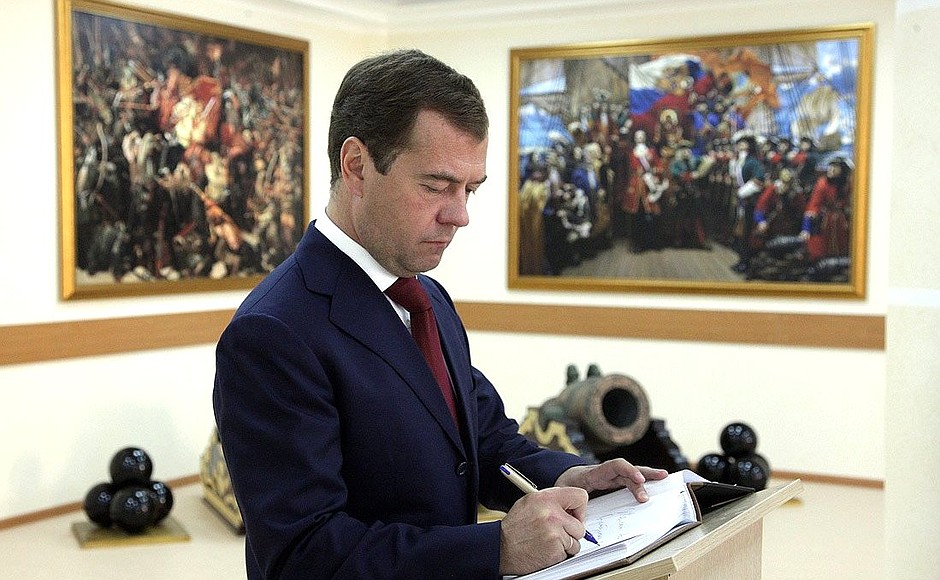 Visiting the first Presidential Cadet Academy. Dmitry Medvedev wrote in the guests’ book: “I wish all students and teachers at the Orenburg Presidential Cadet Academy successful studies, good health and happiness. May you have a good road ahead.”