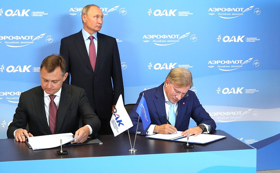 In the presence of Vladimir Putin, President of United Aircraft Corporation Yury Slyusar (left) and General Director of Aeroflot Vitaly Savelyev signed an agreement for the delivery to Aeroflot of several Sukhoi Superjet-100 aircraft.