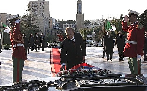 Wreath-laying ceremony at the Tomb of the Heroes of the Revolution.