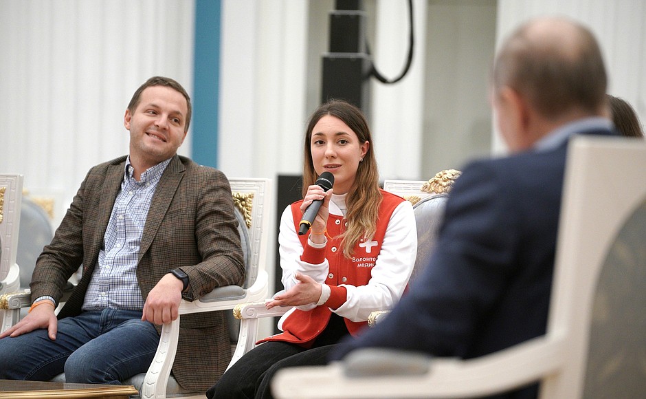With participants in the We Are Together event: Anastasia Brailovskaya, Red Zone volunteer at Moscow City Clinical Hospital No. 40 and Boris Podolniy, businessman, Director-General of Investtekhnologii, and founder of the Mnogo Daryu project.
