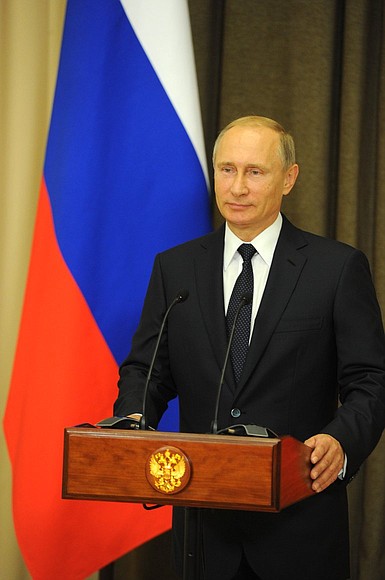 В режиме телемоста Владимир Путин поприветствовал гостей и участников церемонии запуска обратного отсчёта 1000 дней до чемпионата мира по футболу FIFA 2018 в России.