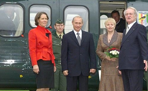 Владимир и Людмила Путины с Федеральным президентом ФРГ Йоханнесом Рау с супругой Кристиной Рау у вертолета.
