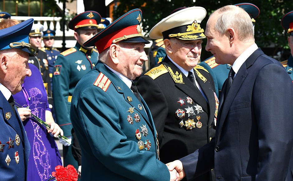 Before laying flowers at the Tomb of the Unknown Soldier. With Great Patriotic War veterans.