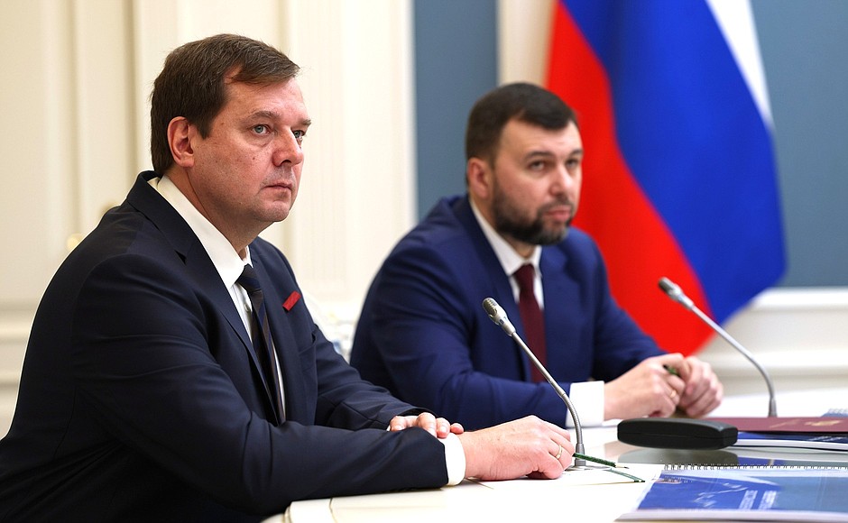 Acting Governor of the Zaporozhye Region Yevgeny Balitsky (left) and Acting Head of the Donetsk People’s Republic Denis Pushilin at the Security Council meeting (held via videoconference).