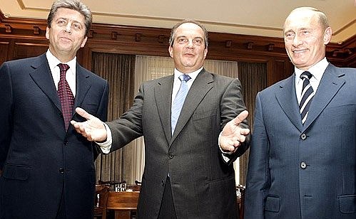 С Президентом Болгарии Георгием Пырвановым (слева) и Премьер-министром Греции Константиносом Караманлисом.