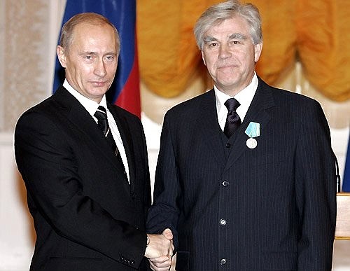 GEORGE\'S HALL, GRAND KREMLIN PALACE. President Vladimir Putin presented a Pushkin medal the head of the department of the representative of the Russian Foreign Centre (Roszarubezhtsentr) in the Federal Republic of Germany and teacher of Russian language courses and the Russian Centre for Science and Culture in Berlin, Nikolai Isaev, at a state reception devoted to National Unity Day.