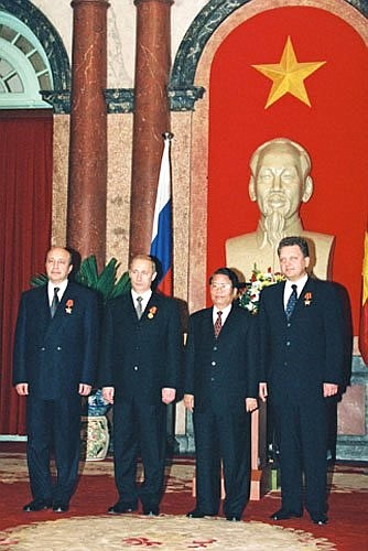 Vietnamese President Tran Duc Luong presenting President Putin, Deputy Prime Minister Viktor Khristenko (right) and Foreign Minister Igor Ivanov (left) with Vietnamese state awards.