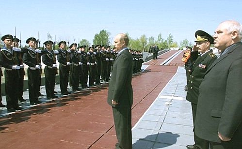 Посещение бригады военных кораблей Каспийской флотилии. Владимира Путина встречает рота почетного караула.