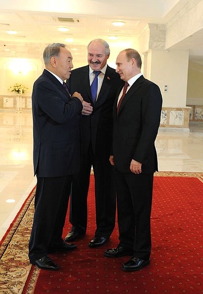 С Президентом Белоруссии Александром Лукашенко и Президентом Казахстана Нурсултаном Назарбаевым перед началом заседания Высшего Евразийского экономического совета.