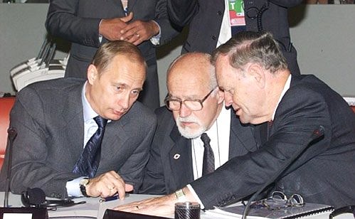 С Премьер-министром Канады Жаном Кретьеном во время утреннего рабочего заседания саммита «Группы восьми» во Дворце дожей (Палаццо Дукале).