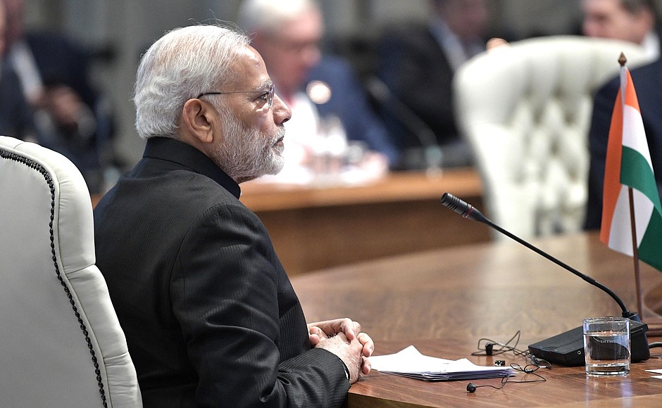 Премьер-министр Индии Нарендра Моди на заседании саммита БРИКС в узком составе.