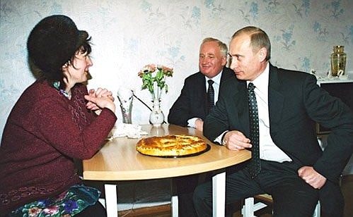 С губернатором Томской области Виктором Крессом в гостях у жительницы г. Томска Марии Коренковой.
