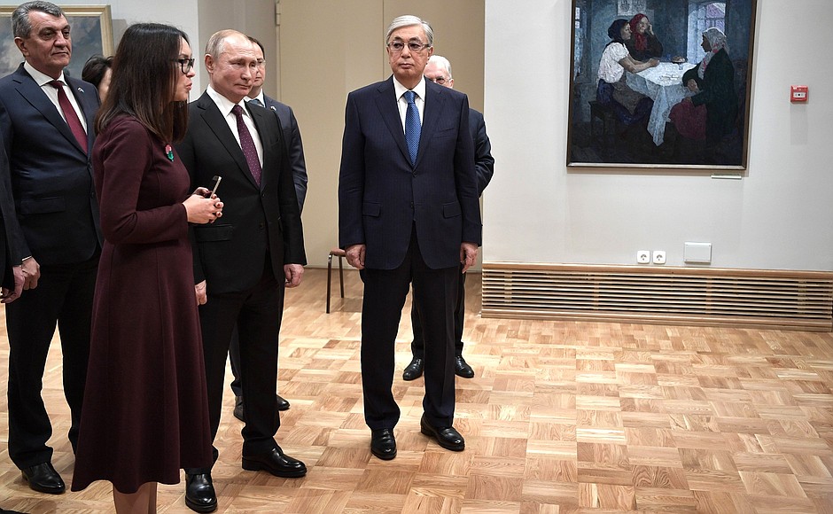 With President of Kazakhstan Kassym-Jomart Tokayev in the hall of paintings by local artists at the Hermitage-Siberia Centre. Director of the Omsk Regional Museum of Fine Arts (Vrubel Museum) Farida Bureyeva gives explanations.