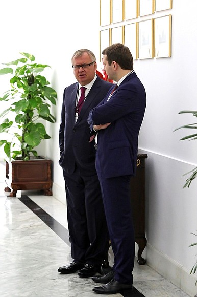 Президент – председатель правления ПАО «Банк ВТБ» Андрей Костин (слева) и Министр экономического развития Максим Орешкин перед началом российско-индийских переговоров.
