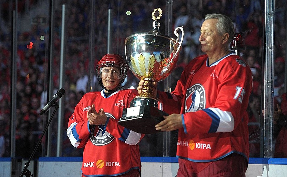 After the gala game of the National Amateur Ice Hockey Teams' Festival, Vladimir Putin presented the Cup to the Night Ice Hockey League President Alexander Yakushev.