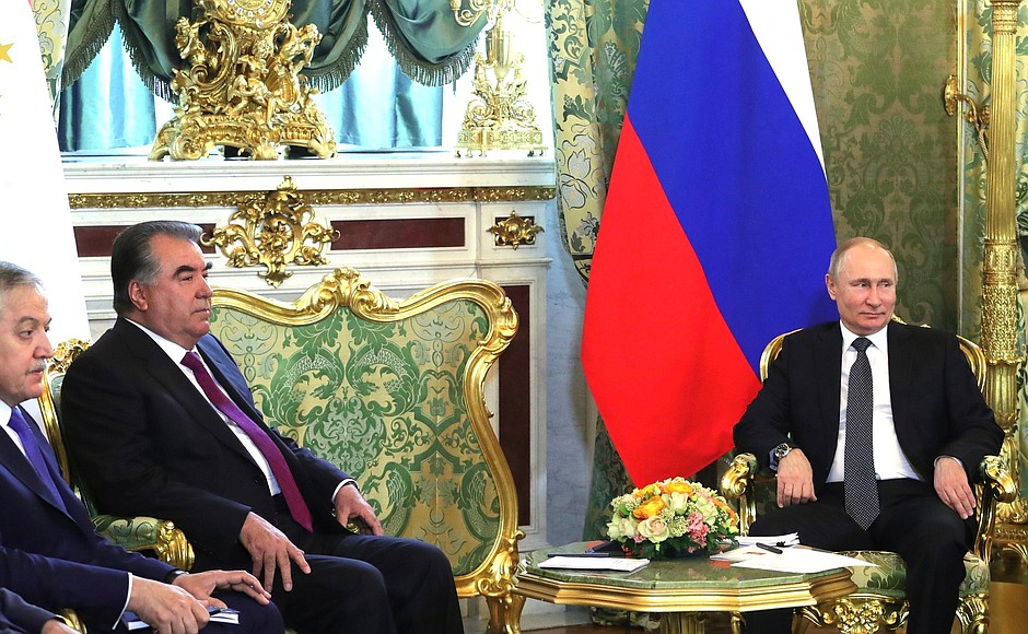 В ходе беседы с Президентом Таджикистана Эмомали Рахмоном.