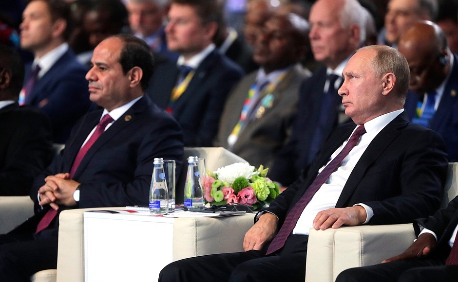 Владимир Путин и Президент Арабской Республики Египет, Председатель Африканского союза, сопредседатель саммита Россия – Африка Абдельфаттах Сиси приняли участие в пленарном заседании экономического форума Россия – Африка.