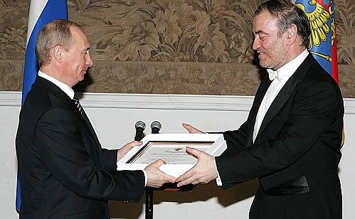 Благодарность коллективу Государственного академического Мариинского театра получает из рук Президента художественный руководитель театра Валерий Гергиев.
