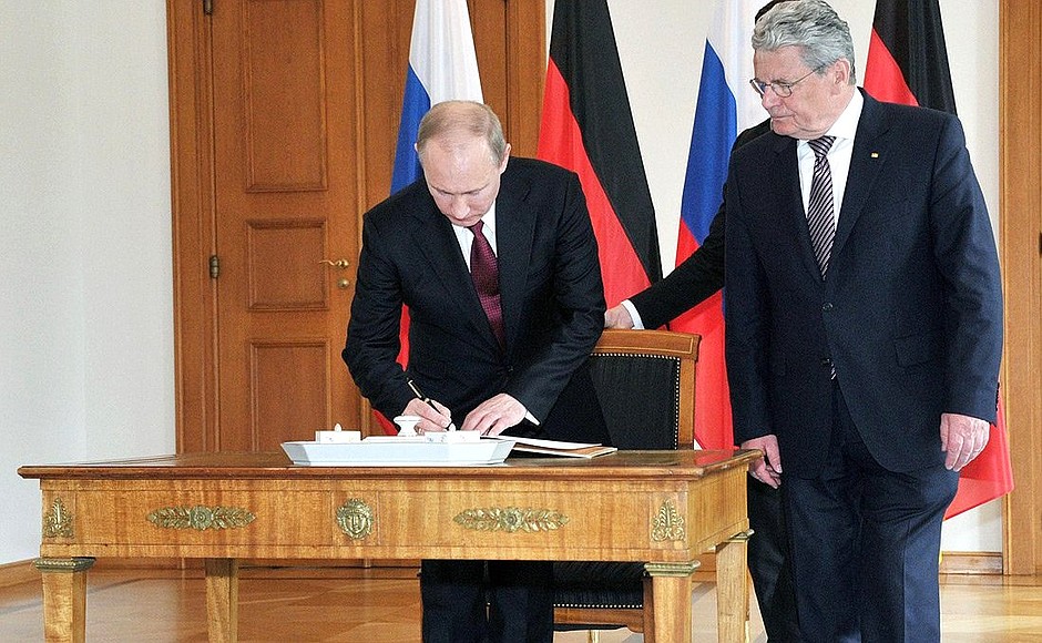 Vladimir Putin signed the distinguished visitors' book at Bellevue Palace. With President of the Federal Republic of Germany Joachim Gauck.