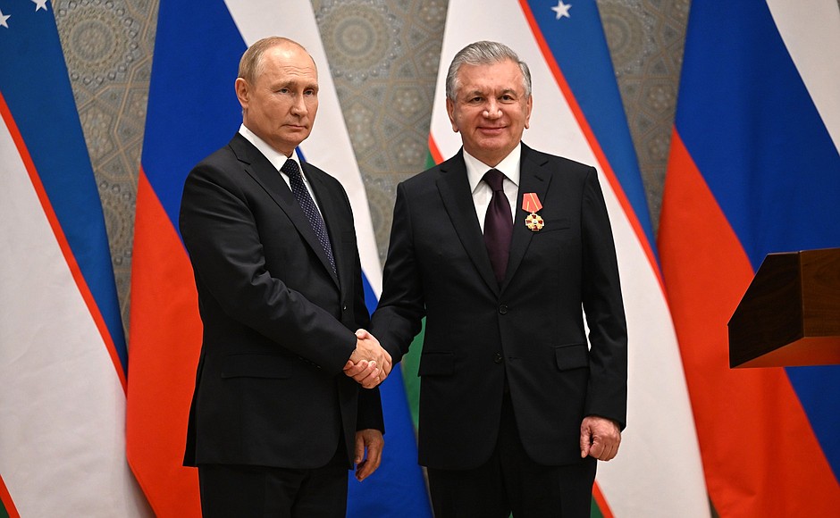 Владимир Путин вручил Президенту Республики Узбекистан Шавкату Мирзиёеву орден Александра Невского.