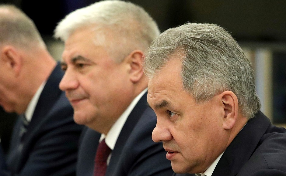 Министр внутренних дел Владимир Колокольцев (слева) и Министр обороны Сергей Шойгу на совещании с постоянными членами Совета Безопасности.