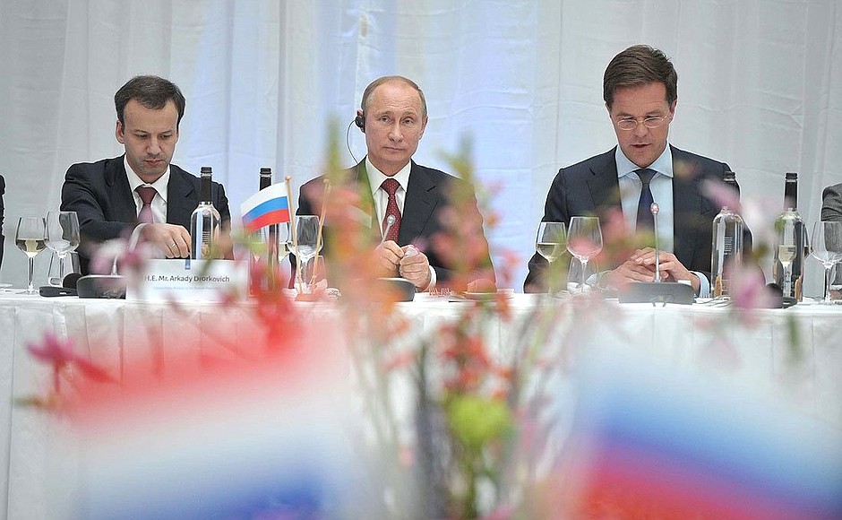 На встрече с представителями российских и нидерландских деловых кругов.