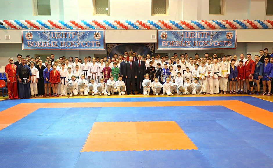 С воспитанниками и тренерами спортивной школы «Центр боевых искусств».