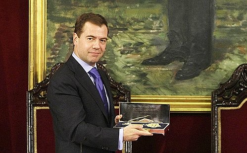 Из рук мэра испанской столицы Дмитрий Медведев получил золотой ключ Мадрида.