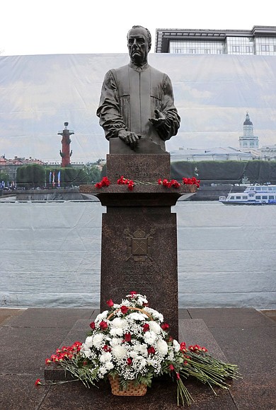 Памятник первому мэру Санкт-Петербурга Анатолию Собчаку.