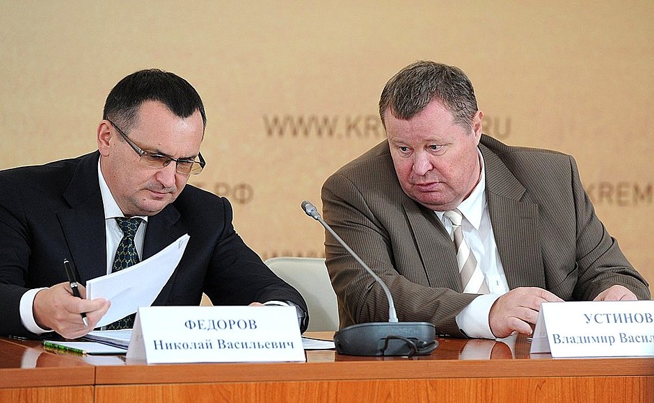 Agriculture Minister Nikolai Fedorov (left) and Presidential Plenipotentiary Envoy to the Southern Federal District Vladimir Ustinov at a meeting on the harvest.