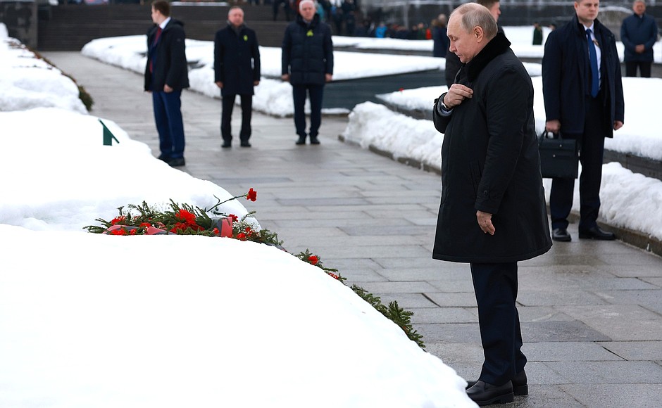 During a visit to the Piskarevskoye Memorial Cemetery Vladimir Putin honoured the memory of his brother who died during the siege of Leningrad.