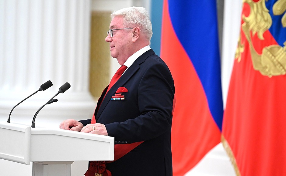 Ceremony for presenting state decorations. People's Artist of the RSFSR Vladimir Vinokur awarded the Order for Services to the Fatherland, I degree.