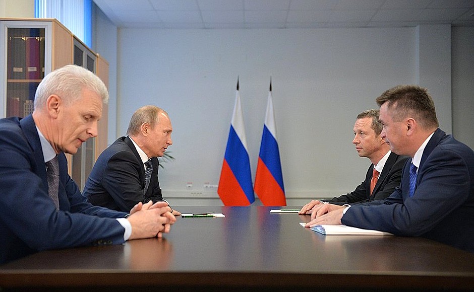 Meeting with Rector of Far East Federal University Sergei Ivanets. From left to right: Presidential Aide Andrei Fursenko, Vladimir Putin, Sergei Ivanets, and Governor of Primorye Territory Vladimir Miklushevsky.